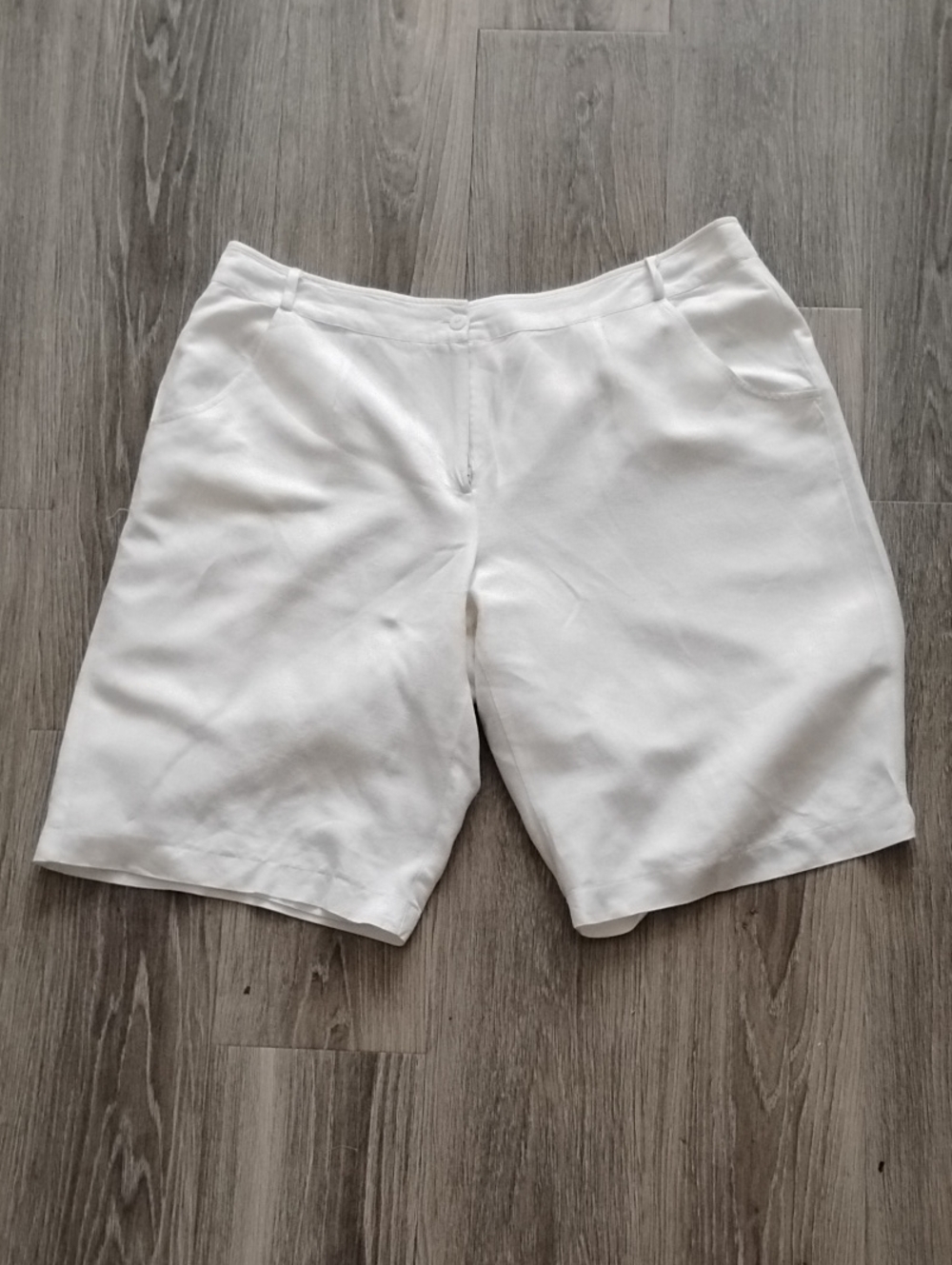 NY Collection White Women's Shorts with Black Label Detail